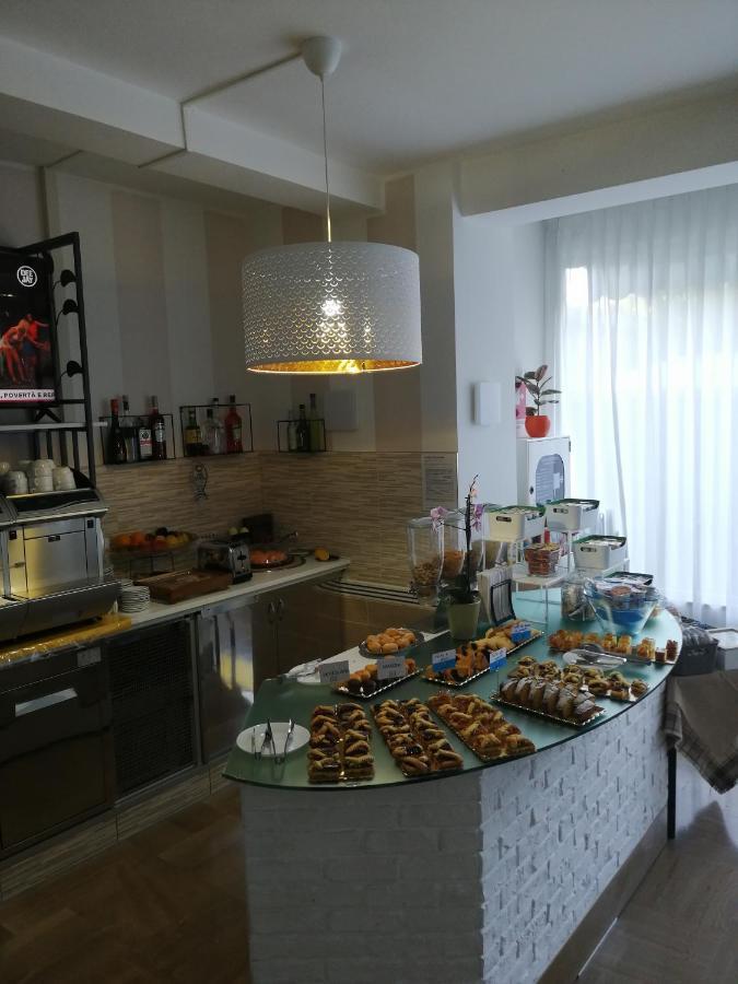 B&B - Meuble' - Hotel " Cordiale " Misano Adriatico Exterior photo